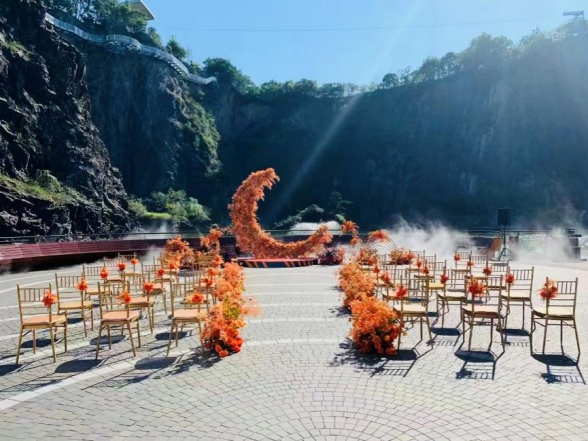 上海佘山世茂洲际酒店:「仲夏星叙」轻奢婚宴 峡谷晚风为契,共赴相守之约-最美食